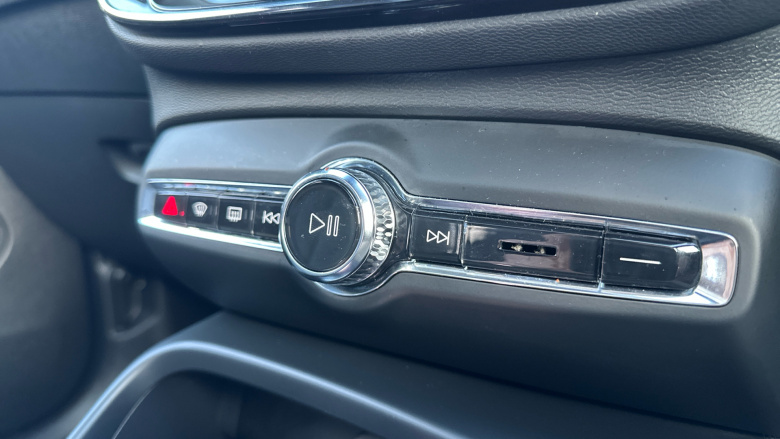 Volvo XC40 2.0 B4P Ultra Dark 5dr Auto Petrol Estate